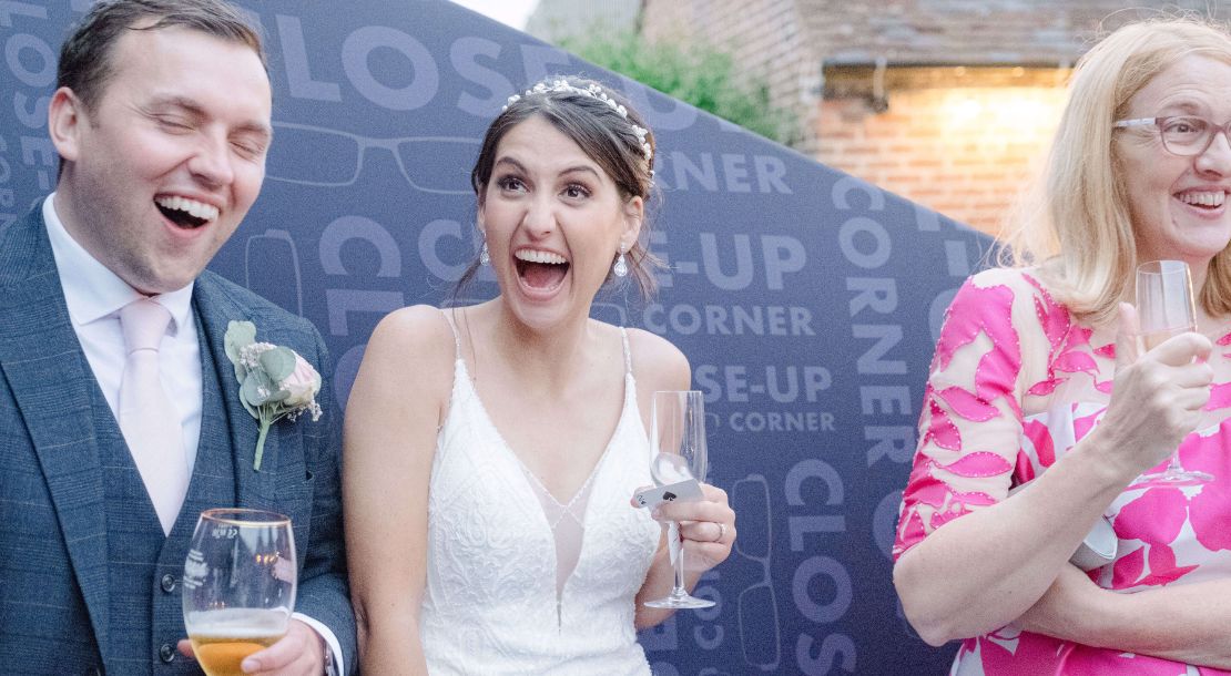 Wedding magician — bride and groom reacting