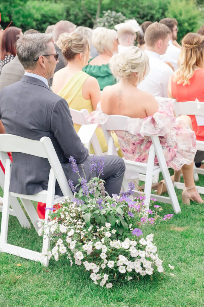 How to have a sustainable wedding53 cut flowers